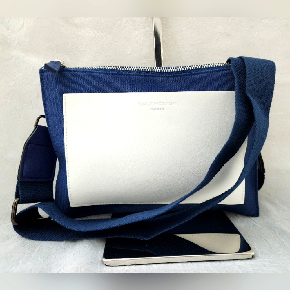 Auth Balenciaga Blue Pouch to Crossbody Bag